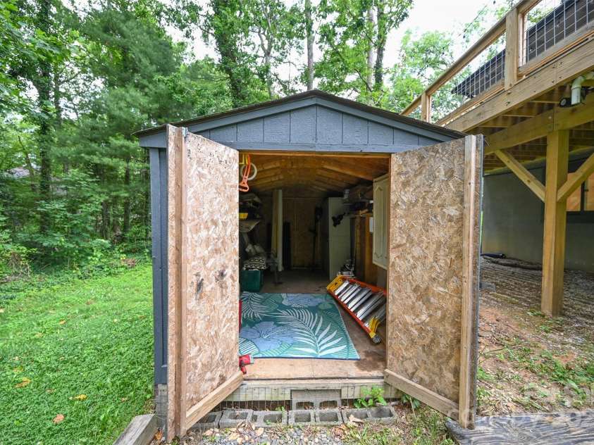 18 Golden Oaks Lane, Fletcher, NC 28732.  MLS# CAR4271858, YatesRealty ID 24660. 