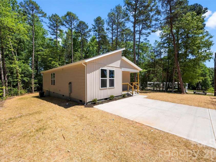 2555 Winfield Street, Kannapolis, NC 28083.  MLS# CAR4384874, YatesRealty ID 24661. 