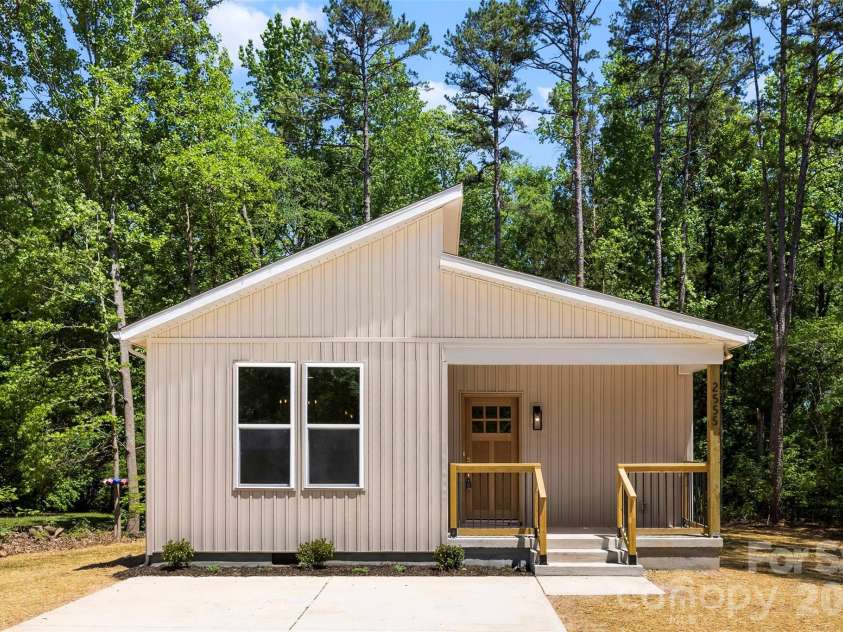 2555 Winfield Street, Kannapolis, NC 28083.  MLS# CAR4384874, YatesRealty ID 24661. 