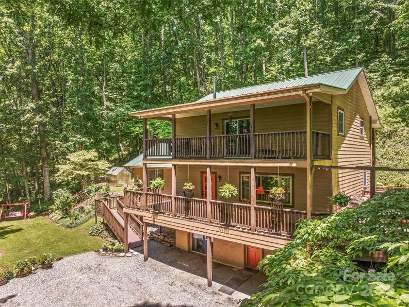 747 Bear Cove Circle, Bryson City, NC 28713.  MLS# CAR4278291, YatesRealty ID 24661. 