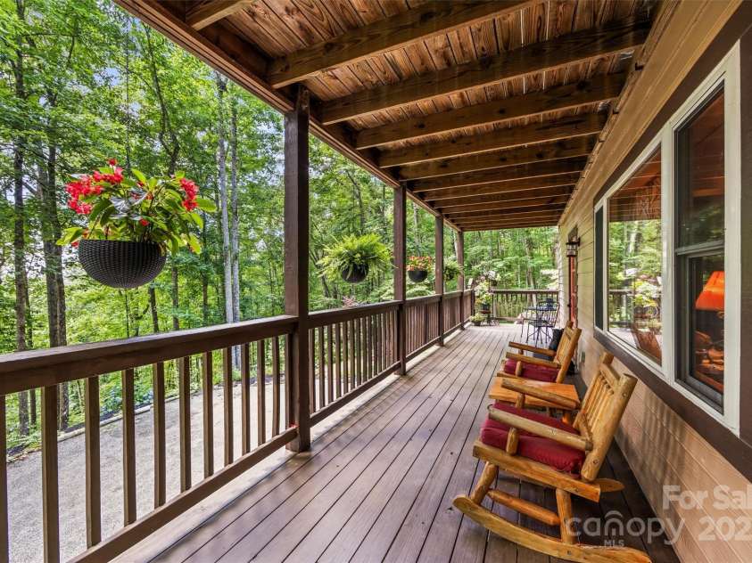 747 Bear Cove Circle, Bryson City, NC 28713.  MLS# CAR4278291, YatesRealty ID 24661. 