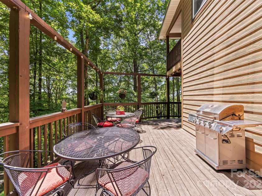 747 Bear Cove Circle, Bryson City, NC 28713.  MLS# CAR4278291, YatesRealty ID 24661. 