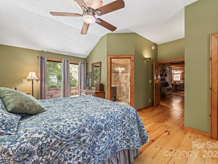 747 Bear Cove Circle, Bryson City, NC 28713.  MLS# CAR4278291, YatesRealty ID 24661. 