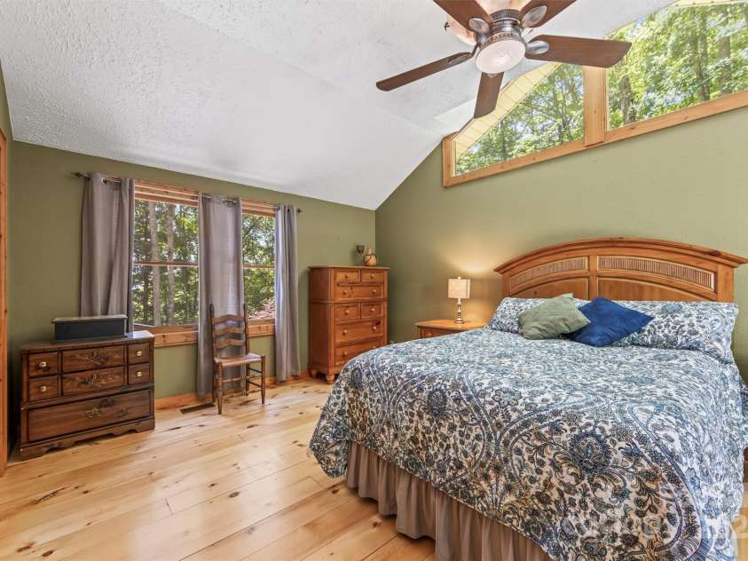 747 Bear Cove Circle, Bryson City, NC 28713.  MLS# CAR4278291, YatesRealty ID 24661. 