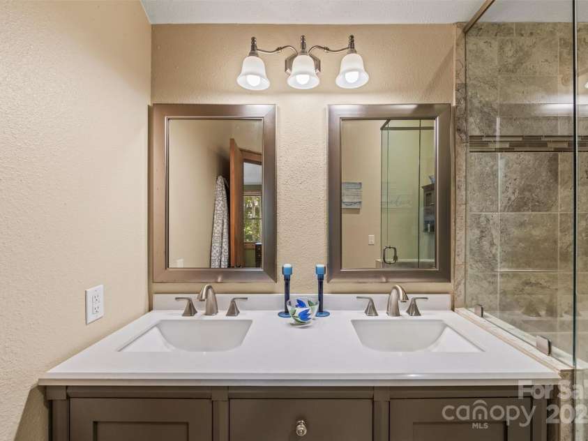 747 Bear Cove Circle, Bryson City, NC 28713.  MLS# CAR4278291, YatesRealty ID 24661. 