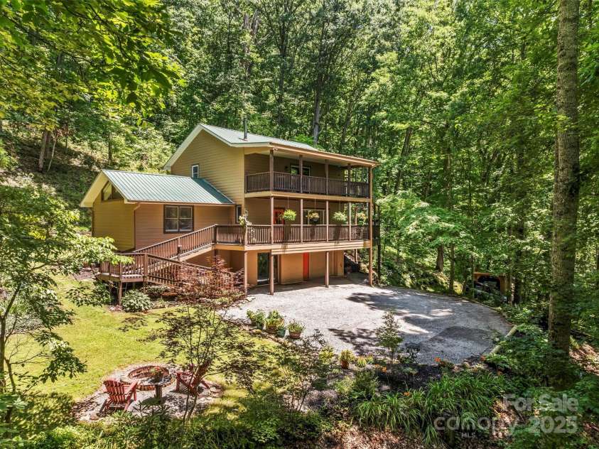 747 Bear Cove Circle, Bryson City, NC 28713.  MLS# CAR4278291, YatesRealty ID 24661. 