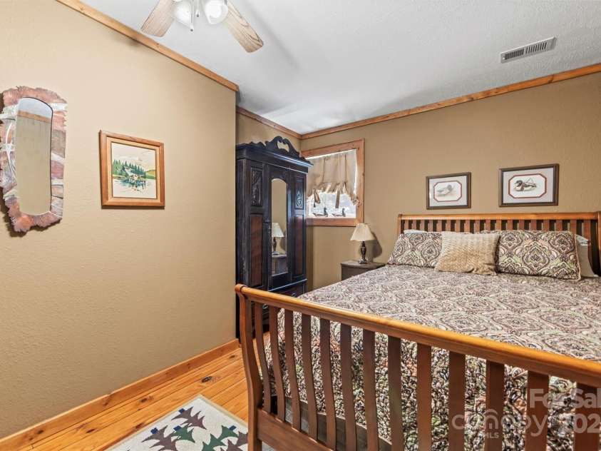 747 Bear Cove Circle, Bryson City, NC 28713.  MLS# CAR4278291, YatesRealty ID 24661. 