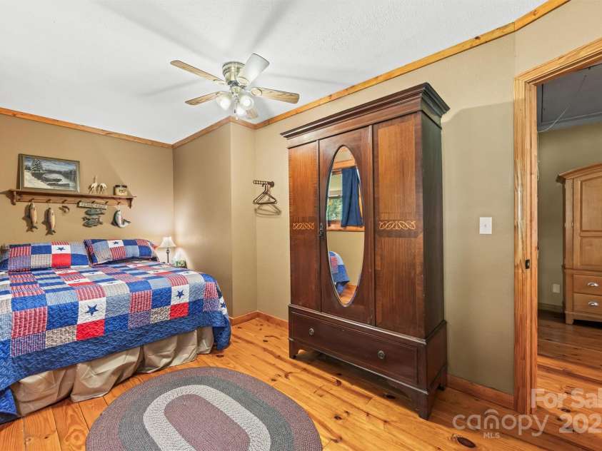 747 Bear Cove Circle, Bryson City, NC 28713.  MLS# CAR4278291, YatesRealty ID 24661. 