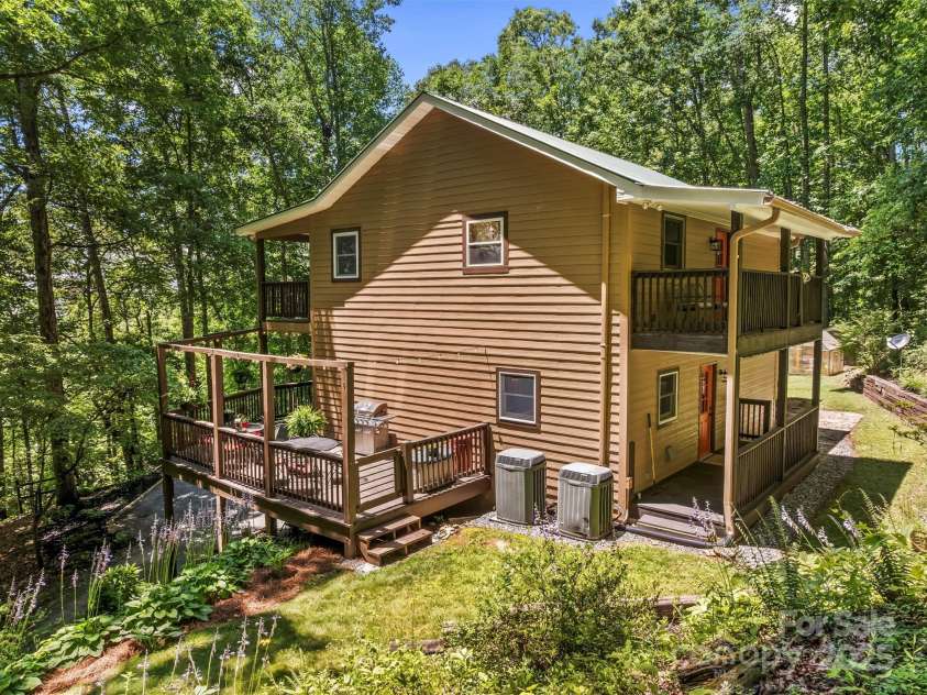 747 Bear Cove Circle, Bryson City, NC 28713.  MLS# CAR4278291, YatesRealty ID 24661. 