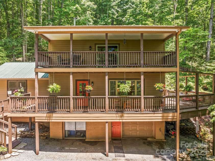 747 Bear Cove Circle, Bryson City, NC 28713.  MLS# CAR4278291, YatesRealty ID 24661. 