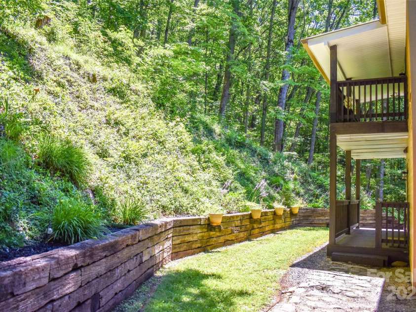 747 Bear Cove Circle, Bryson City, NC 28713.  MLS# CAR4278291, YatesRealty ID 24661. Back Decks