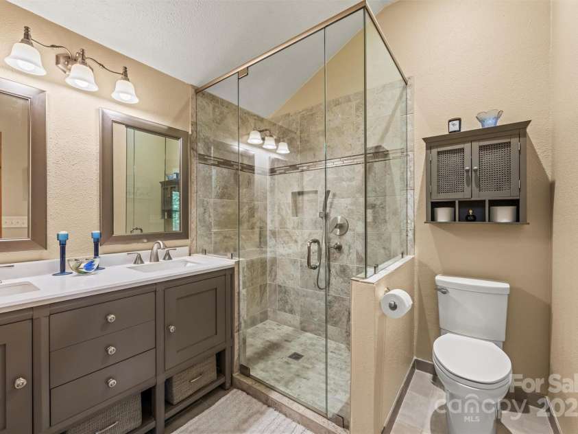 747 Bear Cove Circle, Bryson City, NC 28713.  MLS# CAR4278291, YatesRealty ID 24661. Primary Ensuite