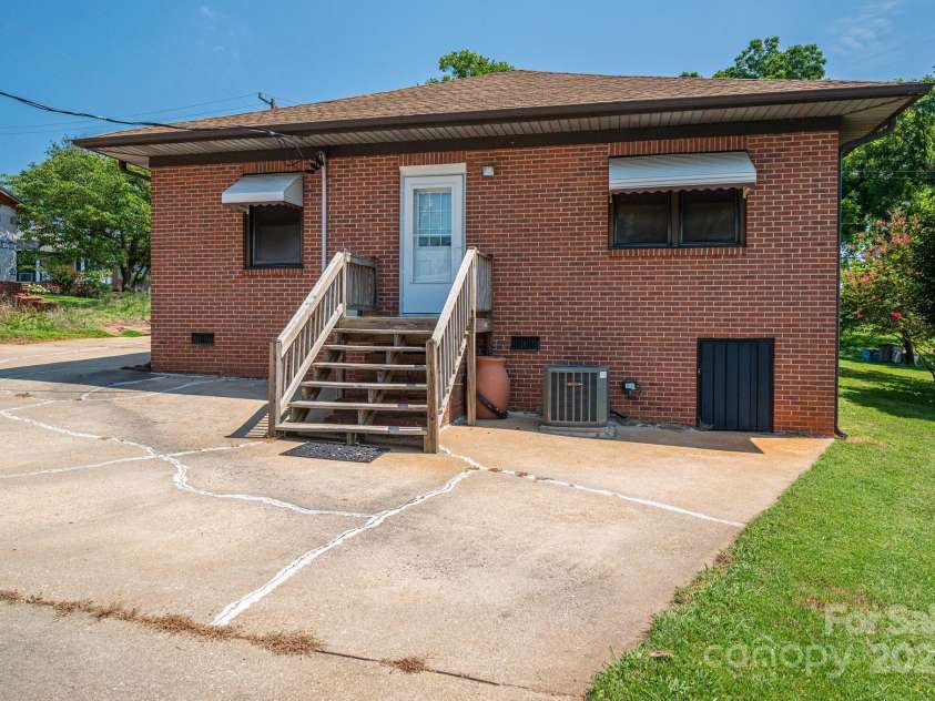 302 Planetree Drive, Belmont, NC 28012.  MLS# CAR4278888, YatesRealty ID 24662. 