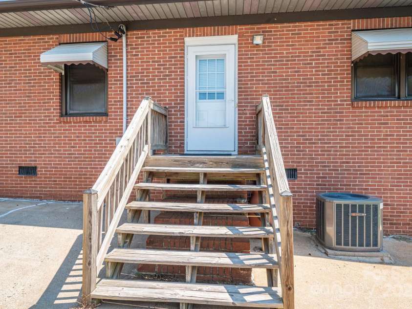 302 Planetree Drive, Belmont, NC 28012.  MLS# CAR4278888, YatesRealty ID 24662. 