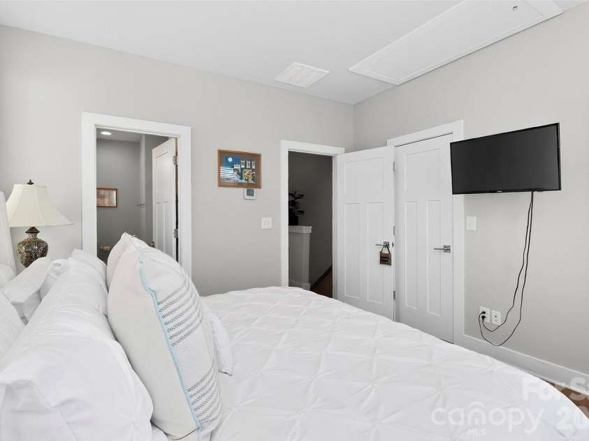 2111 Isom Street, Charlotte, NC 28208.  MLS# CAR4385066, YatesRealty ID 24666. 