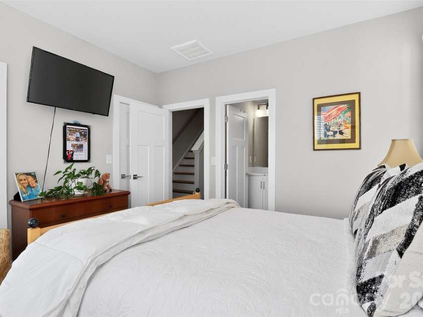 2111 Isom Street, Charlotte, NC 28208.  MLS# CAR4385066, YatesRealty ID 24666. 