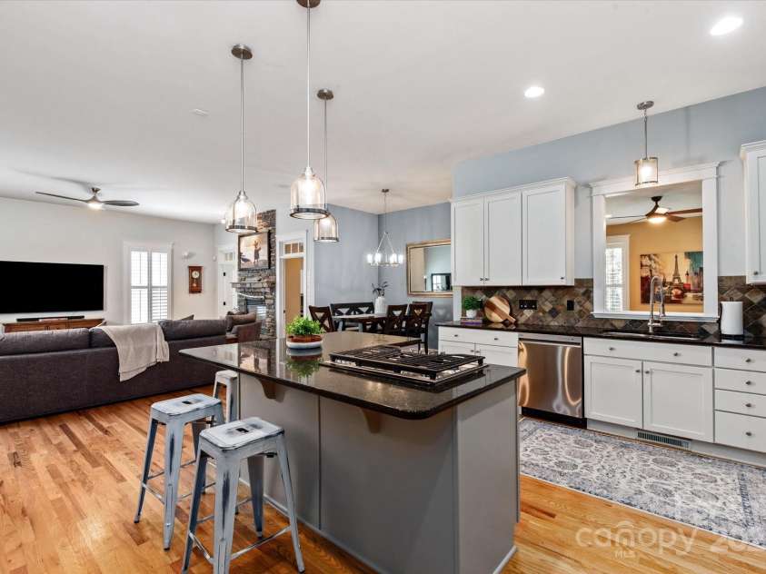 189 Mills Lane, Fort Mill, SC 29708.  MLS# CAR4259417, YatesRealty ID 24667. Large kitchen to cook and bake in!