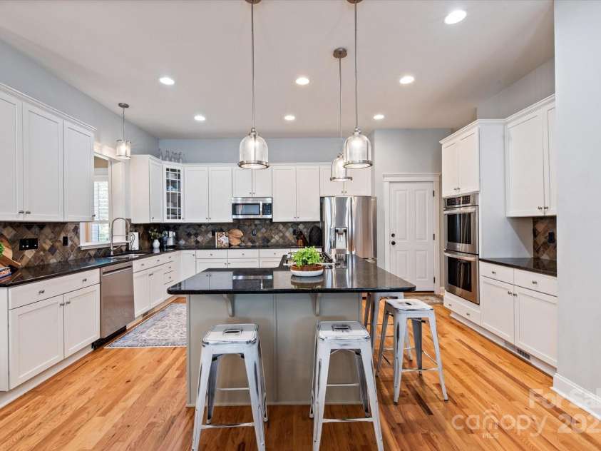 189 Mills Lane, Fort Mill, SC 29708.  MLS# CAR4259417, YatesRealty ID 24667. Renovated WHITE kitchen