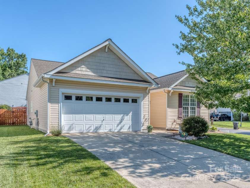 15739 Circlegreen Drive, Charlotte, NC 28273.  MLS# CAR4274277, YatesRealty ID 24668. 