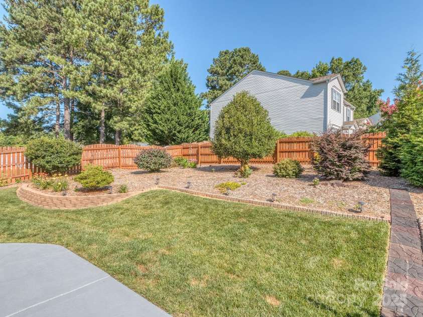 15739 Circlegreen Drive, Charlotte, NC 28273.  MLS# CAR4274277, YatesRealty ID 24668. 