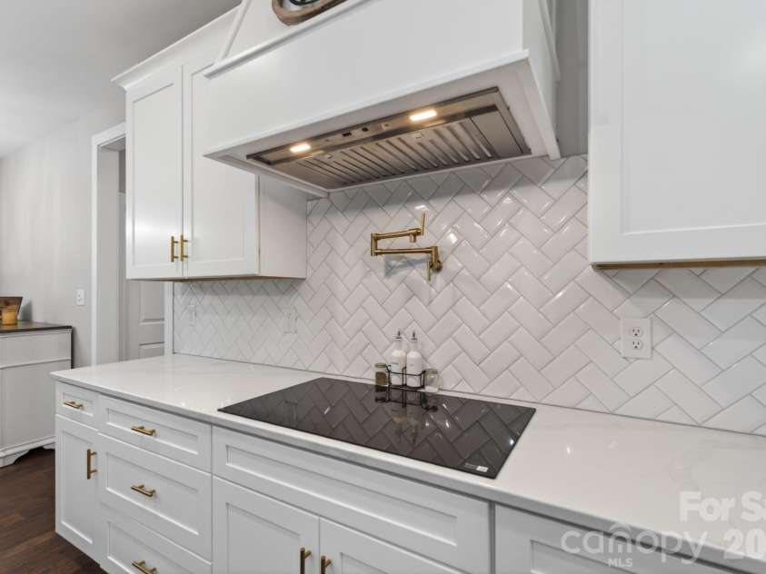 2358 Keswick Lane, Rock Hill, SC 29732.  MLS# CAR4383721, YatesRealty ID 24669. Induction Cooktop