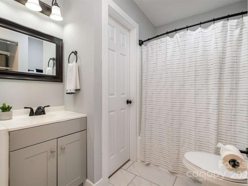 8135 Cedar Glen Drive, Charlotte, NC 28212.  MLS# CAR4269814, YatesRealty ID 24669. 