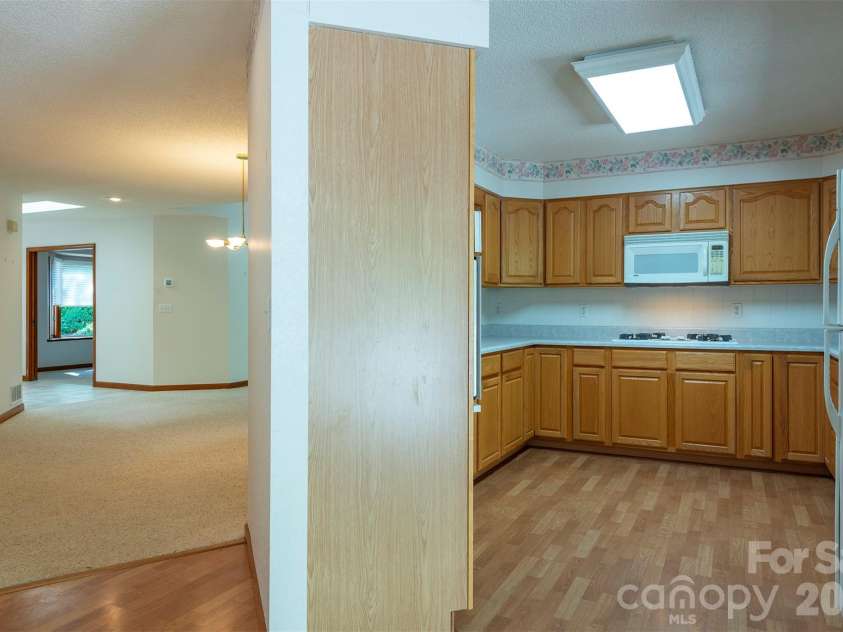 29 Hillcreek Drive, Asheville, NC 28804.  MLS# CAR4383338, YatesRealty ID 24672. Breakfast Nook > Kitchen > Dining