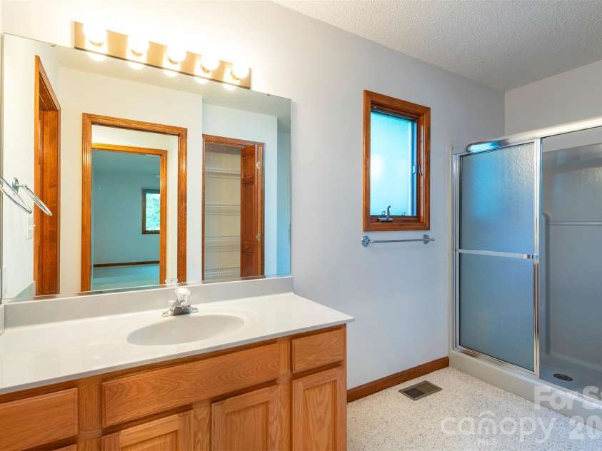 29 Hillcreek Drive, Asheville, NC 28804.  MLS# CAR4383338, YatesRealty ID 24672. Full Bath between BR 2 & BR 3