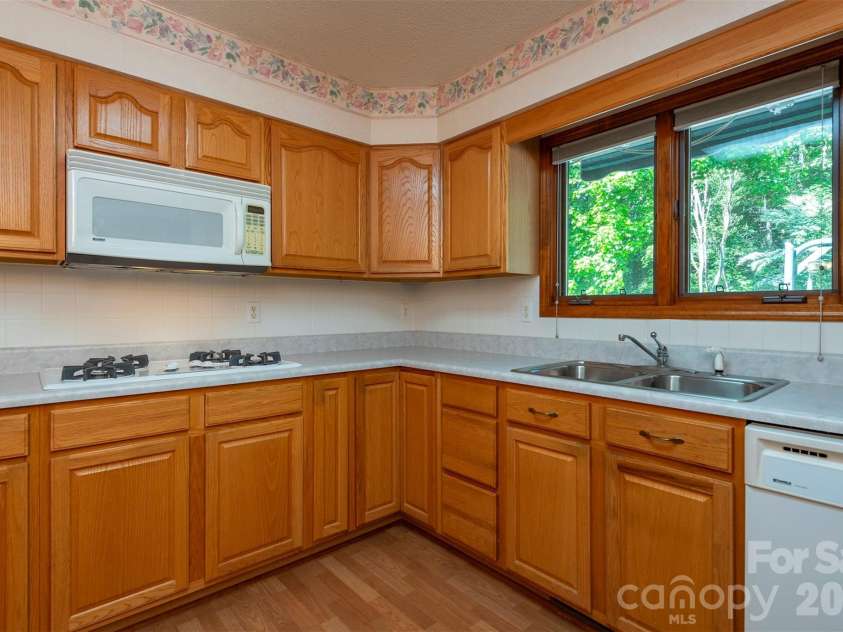 29 Hillcreek Drive, Asheville, NC 28804.  MLS# CAR4383338, YatesRealty ID 24672. Kitchen