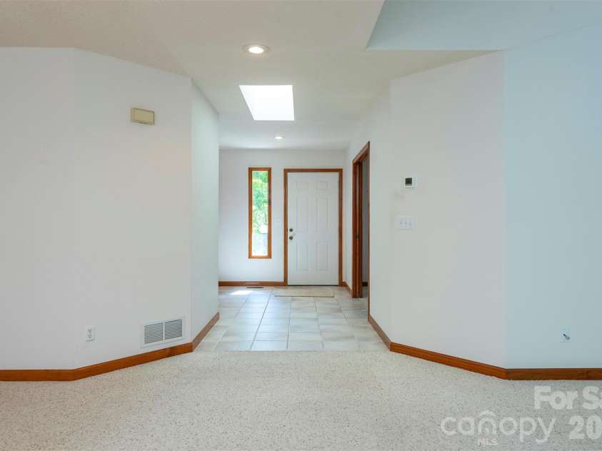 29 Hillcreek Drive, Asheville, NC 28804.  MLS# CAR4383338, YatesRealty ID 24672. Spacious Entry w Half Bath