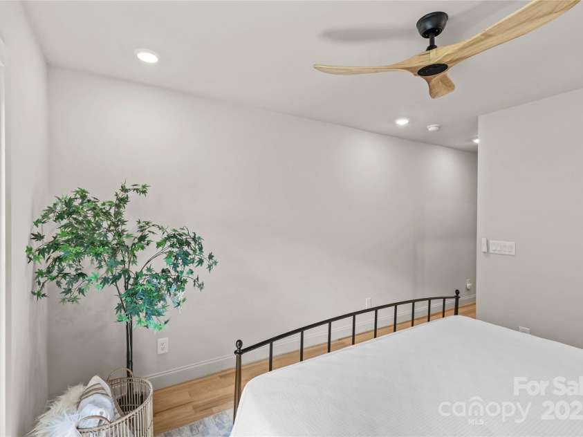 2525 Lumina Avenue, Charlotte, NC 28208.  MLS# CAR4278453, YatesRealty ID 24678. 
