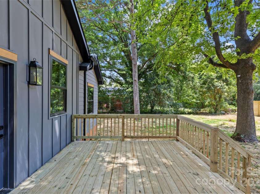 2525 Lumina Avenue, Charlotte, NC 28208.  MLS# CAR4278453, YatesRealty ID 24678. 