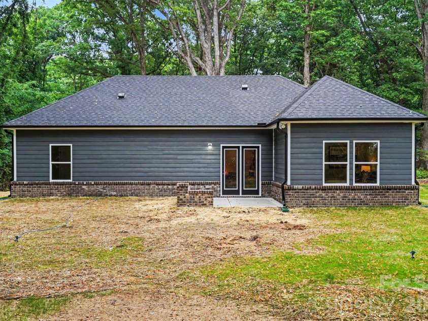 1002 Kingswood Drive, Monroe, NC 28112.  MLS# CAR4385415, YatesRealty ID 24679. 