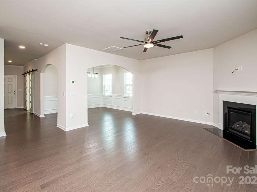 17718 Terryglass Lane, Charlotte, NC 28278.  MLS# CAR4274833, YatesRealty ID 24679. Family room is open to the kitchen and dinning room