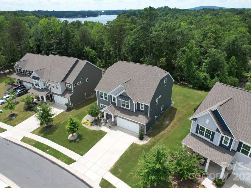 17718 Terryglass Lane, Charlotte, NC 28278.  MLS# CAR4274833, YatesRealty ID 24679. The backyard of the house has access to the lake.  It's just a few steps away!  Perfect if you want to go out on your canoe or paddleboat.