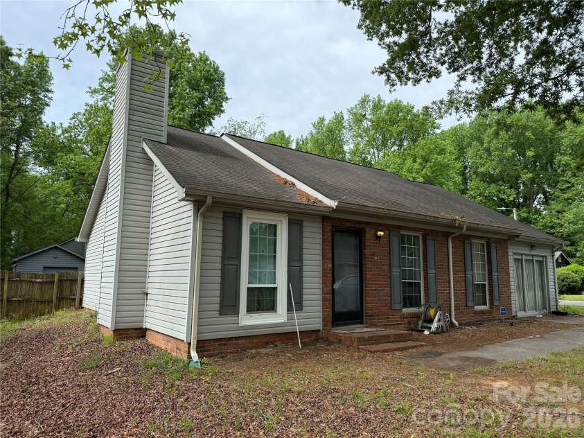 6000 Crosswood Court, Charlotte, NC 28215.  MLS# CAR4333384, YatesRealty ID 2468. 