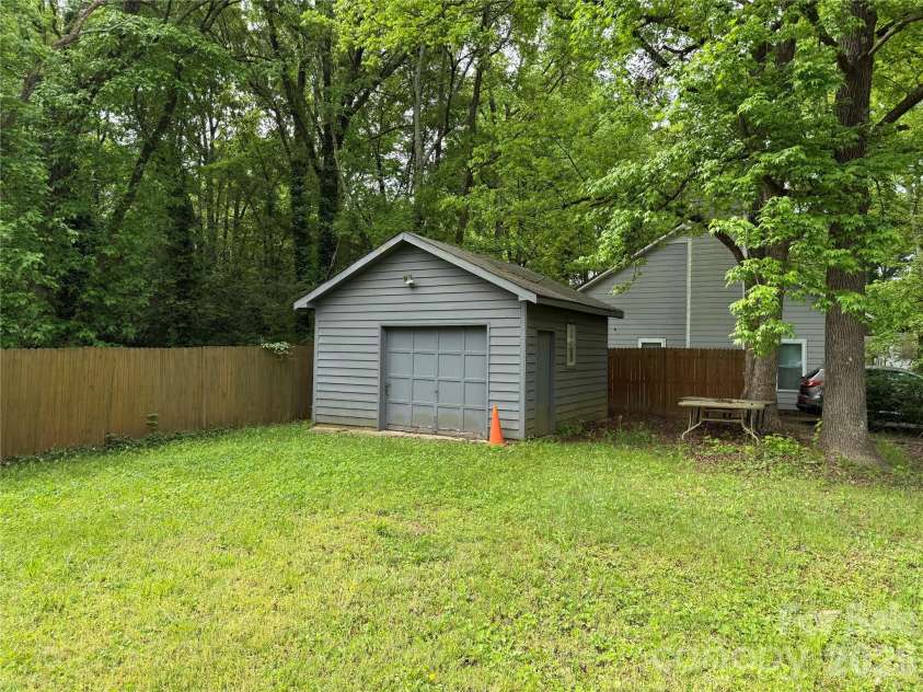 6000 Crosswood Court, Charlotte, NC 28215.  MLS# CAR4333384, YatesRealty ID 2468. 