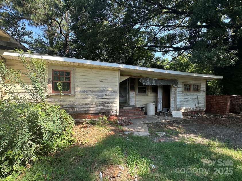 301 Weant Street, Salisbury, NC 28144.  MLS# CAR4279321, YatesRealty ID 24683. 