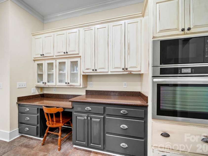 1004 Four Mile Loop, Cheraw, SC 29520.  MLS# CAR4332573, YatesRealty ID 2469. Built-Ins in the Kitchen