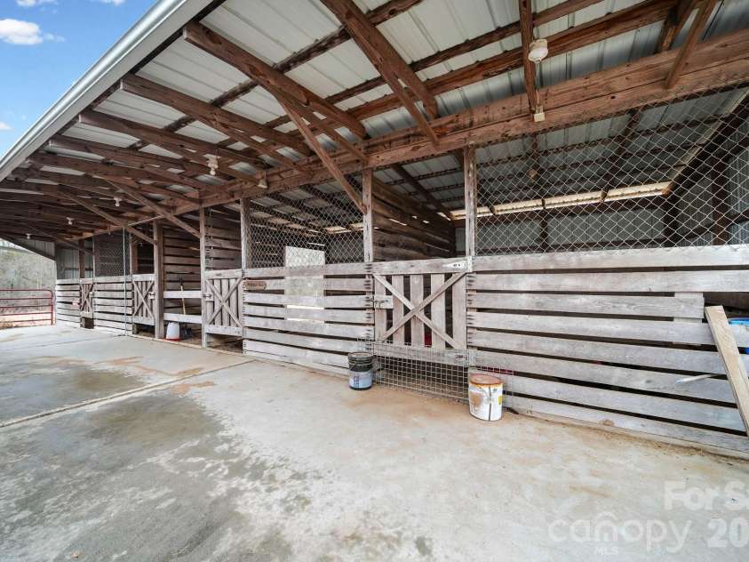 1004 Four Mile Loop, Cheraw, SC 29520.  MLS# CAR4332573, YatesRealty ID 2469. Horse Stables - Room for 6 Horses