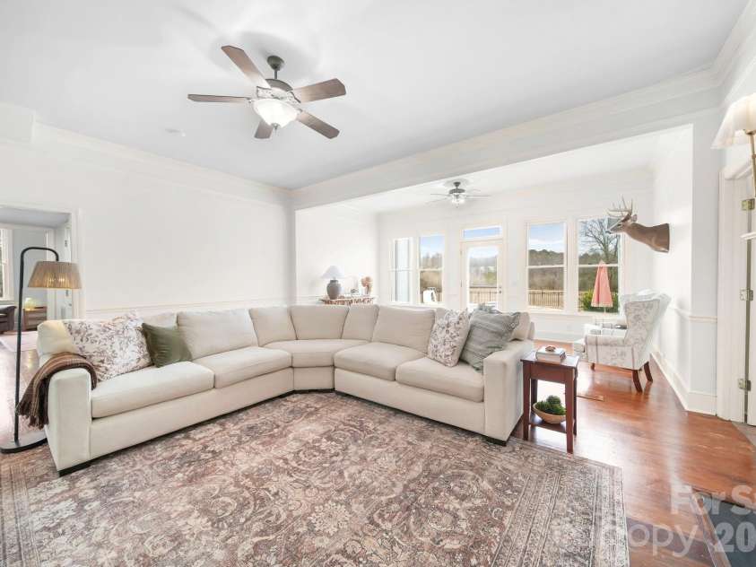 1004 Four Mile Loop, Cheraw, SC 29520.  MLS# CAR4332573, YatesRealty ID 2469. Spacious and Cozy Living Room