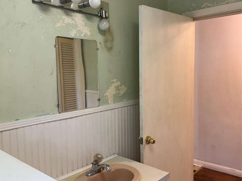 1239 8th Street, Hickory, NC 28601.  MLS# CAR4274654, YatesRealty ID 24690. Bathroom