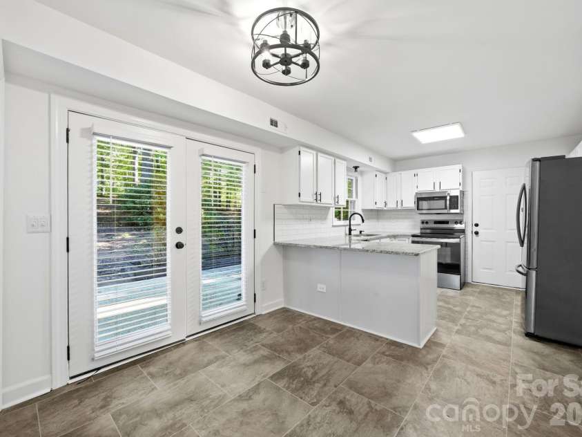 405 Leighton Court, Matthews, NC 28105.  MLS# CAR4376278, YatesRealty ID 24690. 
