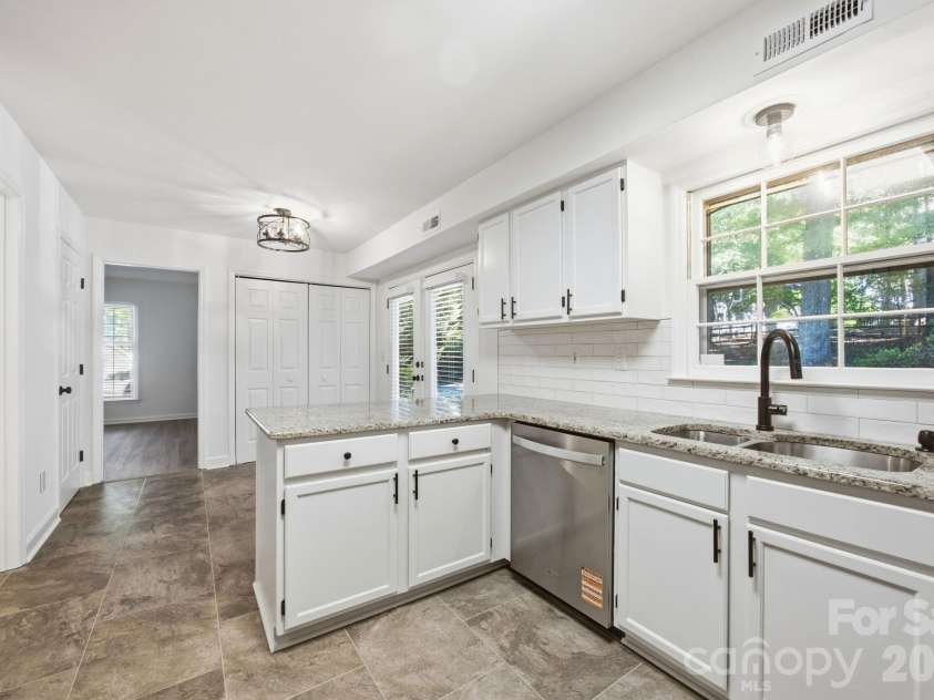 405 Leighton Court, Matthews, NC 28105.  MLS# CAR4376278, YatesRealty ID 24690. 