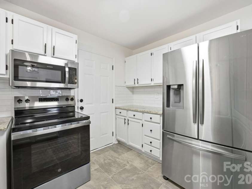 405 Leighton Court, Matthews, NC 28105.  MLS# CAR4376278, YatesRealty ID 24690. 