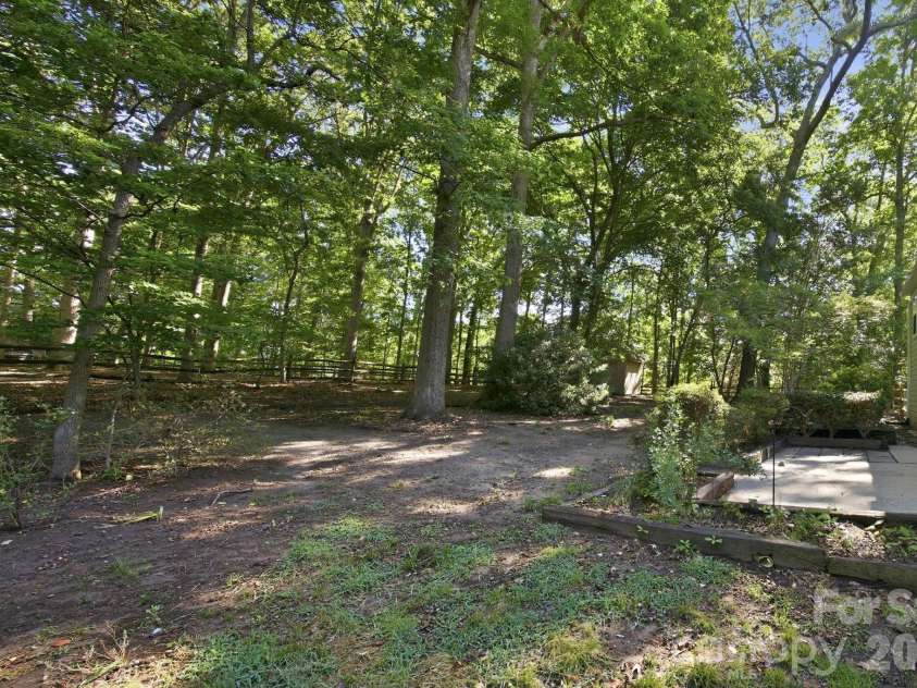 405 Leighton Court, Matthews, NC 28105.  MLS# CAR4376278, YatesRealty ID 24690. 