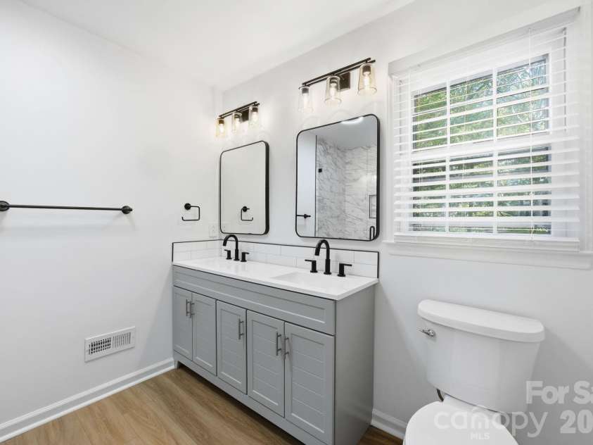 405 Leighton Court, Matthews, NC 28105.  MLS# CAR4376278, YatesRealty ID 24690. Dual Vanities