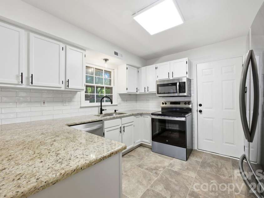 405 Leighton Court, Matthews, NC 28105.  MLS# CAR4376278, YatesRealty ID 24690. Granite Counters Tile Backsplash