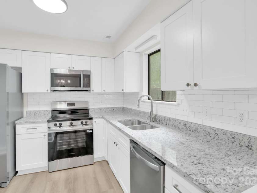 6104 Bent Tree Court, Charlotte, NC 28212.  MLS# CAR4275290, YatesRealty ID 24692. 