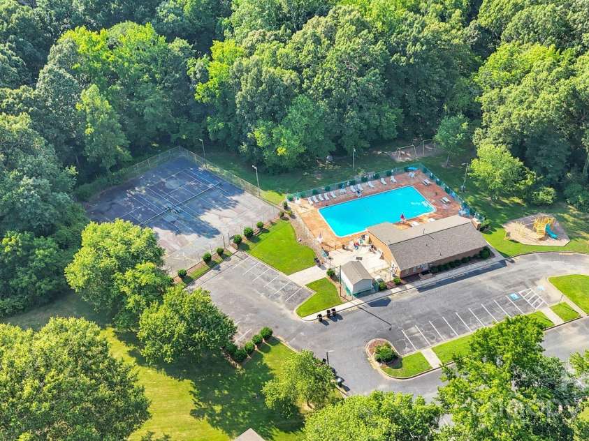 6104 Bent Tree Court, Charlotte, NC 28212.  MLS# CAR4275290, YatesRealty ID 24692. 